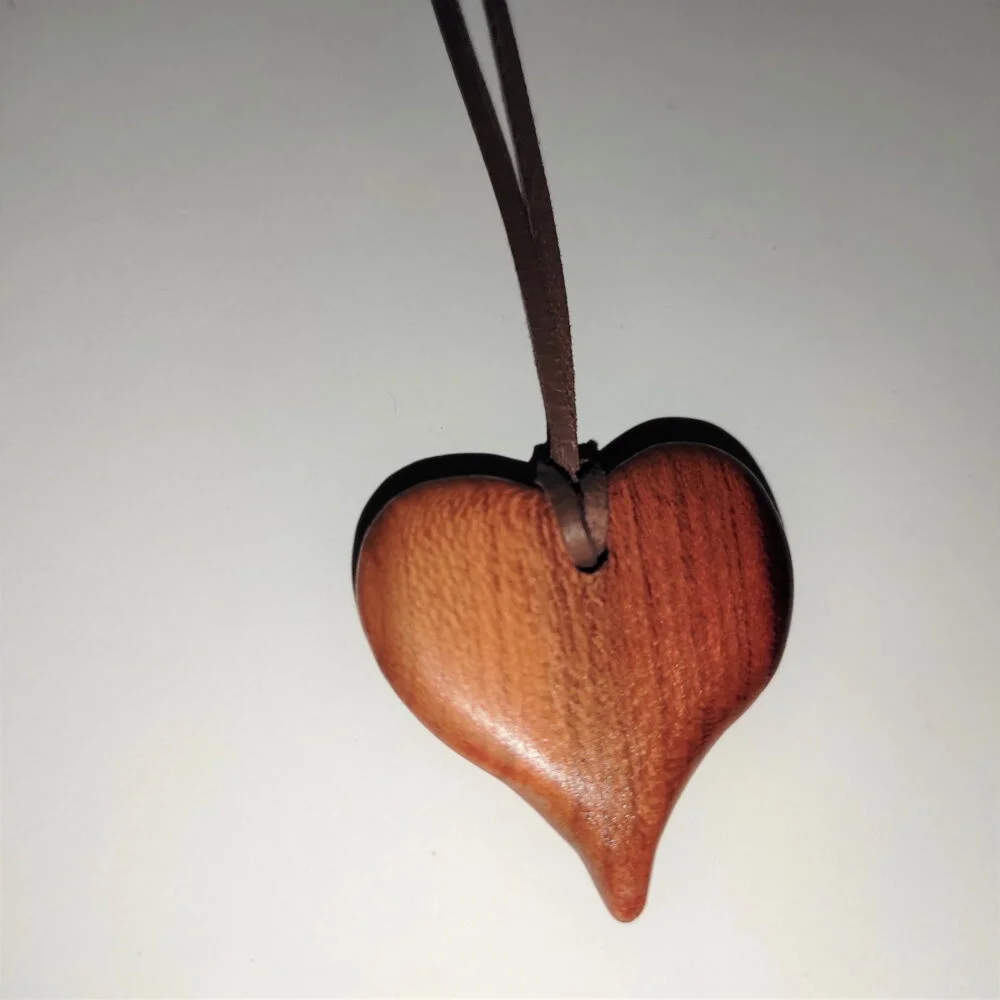 Dřevěný přívěsek srdce 1